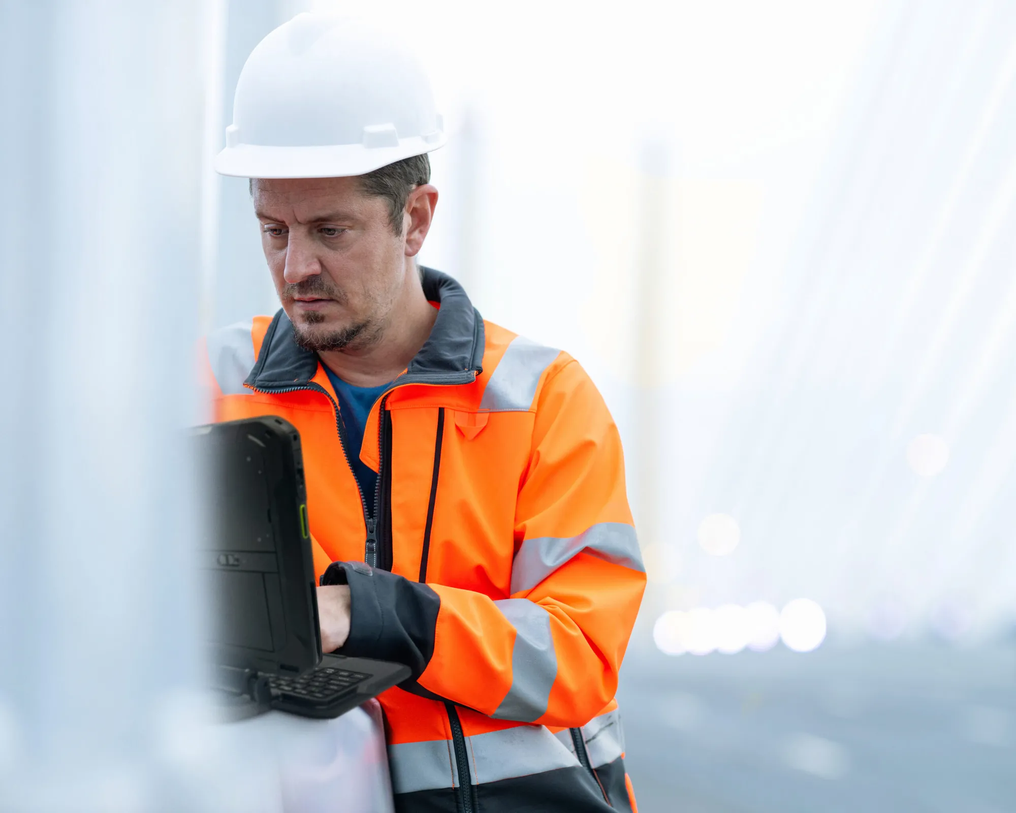 field operations photography lifestyle engineer rugged tablet 5x4 3600x2880 1